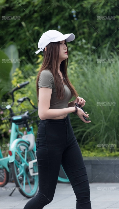 一位窈窕淑女的新潮紧身牛仔裤宽臀御姐[GH-9142]