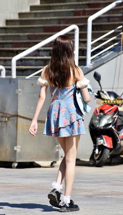 偶遇身姿曼妙的小清新小短裙大长腿女生[YO-4876]