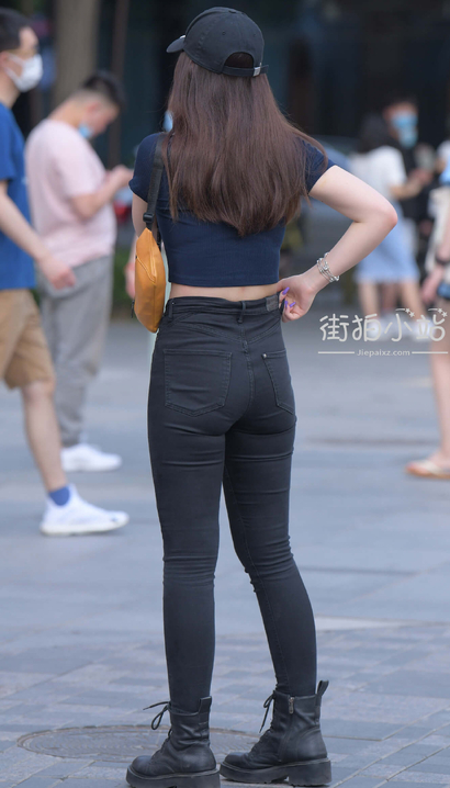 一个身姿优雅的极品紧身牛仔裤宽臀美眉[CR-7U1F]