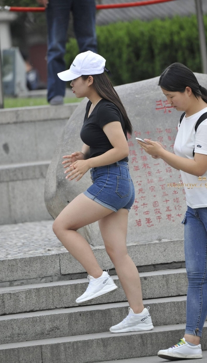 偶遇月里嫦娥的时尚热裤大长腿美眉[YE-0897]