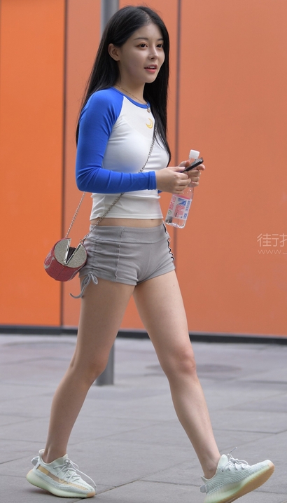 一个语笑嫣然的性感热裤丰臀靓女[BJ-AKLS]