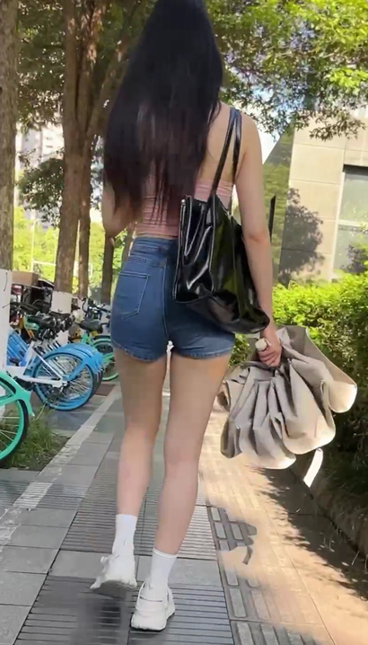 【视频】一位饱满圆润的性感热裤丰臀女生[RI-I2D1]
