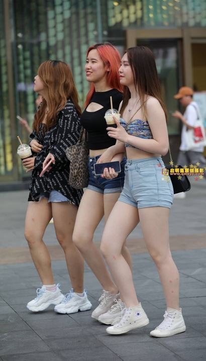 偶遇清丝纠缠的气质热裤圆臀女孩[MR-Y9Z5]