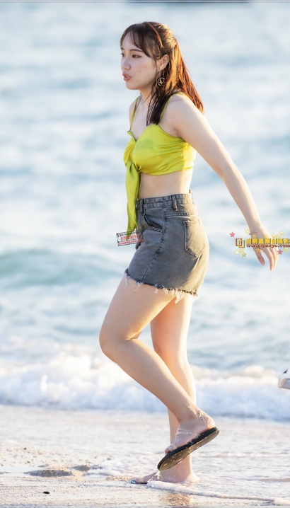一个一代容华的潮流热裤大长腿美女[OF-ACY4]