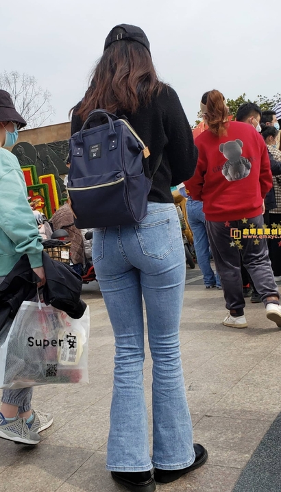 一个身材匀称的性感牛仔裤丰臀靓女[KI-B9X2]