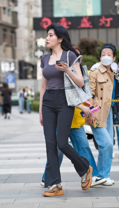 偶遇风华绝代的时髦紧身裤翘臀女孩[HM-L5P7]