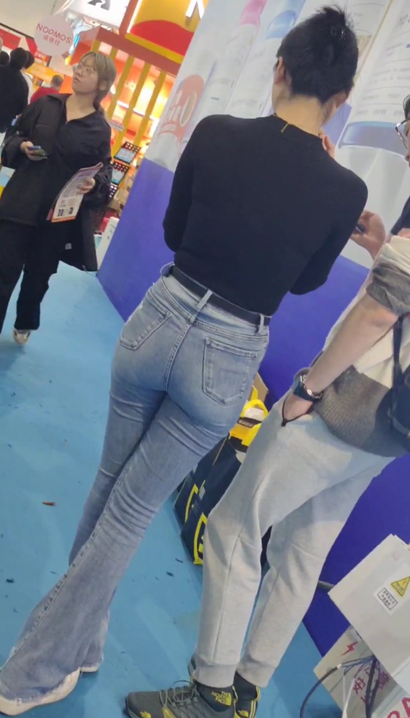 【视频】一位秀外慧中的前卫牛仔裤紧臀女孩[VZ-W4HI]