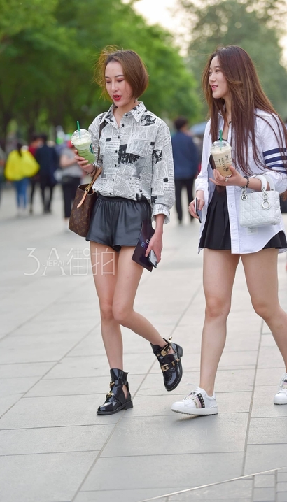 街拍艳冠群芳的小清新精美服饰圆臀女神[JK-52FU]