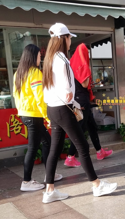 抓拍桃羞杏让的前卫紧身裤长腿美眉[GM-9J9K]