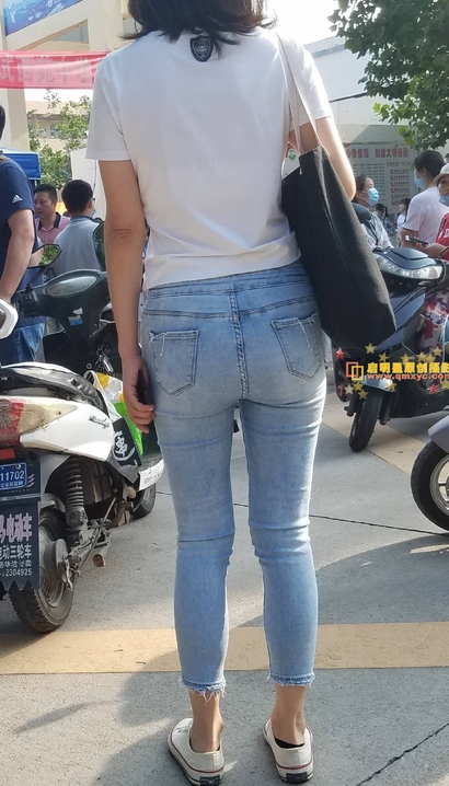 一个顾盼流转的时髦牛仔裤紧臀美眉[QT-01T5]