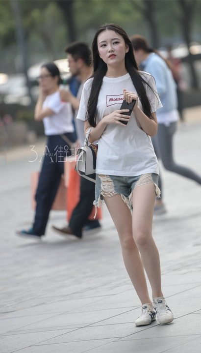 一个一代容华的潮流热裤美腿女神[OS-K3SX]