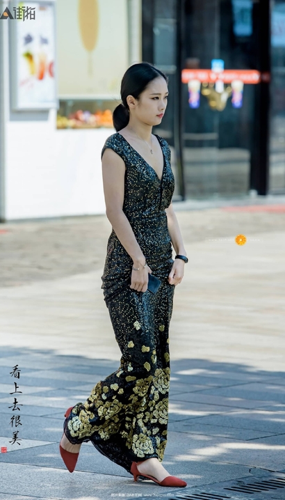 街拍袅袅婷婷的小清新裙子圆臀女生[KI-Y3W2]