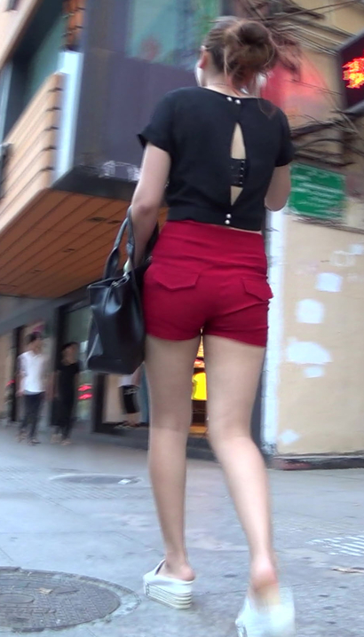【视频】街拍风姿绰约的气质高雅着装宽臀美眉[LT-46H4]