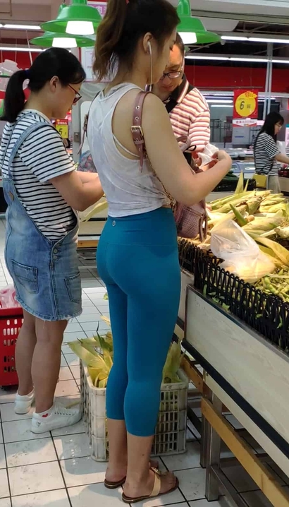【视频】街拍身材匀称的时髦清雅服饰丰臀靓女[WW-2243]