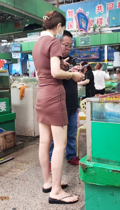 一个丰姿妍丽的时髦包臀裙丰臀辣妹[IT-8J5B]