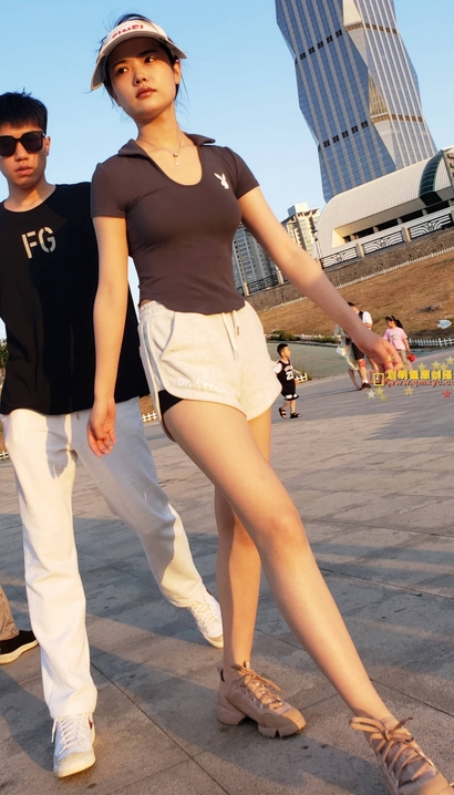 抓拍千娇百媚的风尚热裤翘臀小姐姐[OS-3U7F]