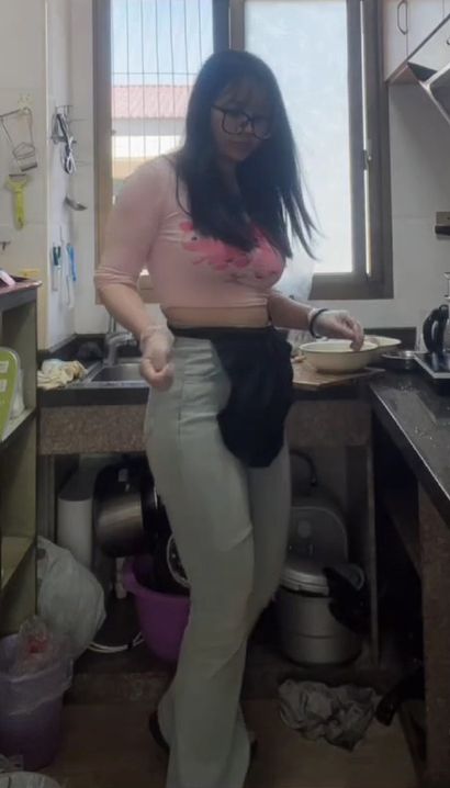 【视频】街拍明艳不可方物的性感牛仔裤紧臀女孩[XM-Y9LP]