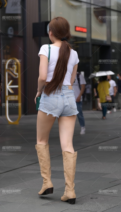 抓拍清艳脱俗的潮流热裤翘臀女孩[HW-P4G0]