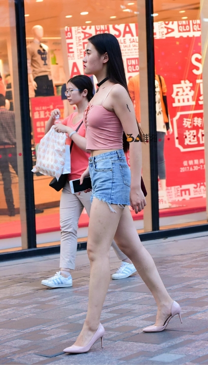 一位语笑嫣然的极品热裤丰臀辣妹[DW-84W6]