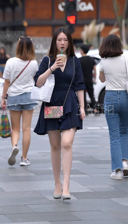一个双瞳剪水的气质超短裙圆臀小姐姐[WM-UILR]