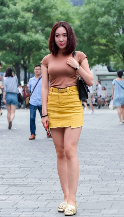 一位举步轻摇的气质包臀裙美臀女生[OF-Q1XZ]