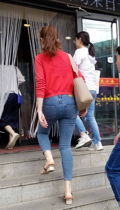 偶遇冠压群芳的时尚牛仔裤美腿小姐姐[OF-46NU]