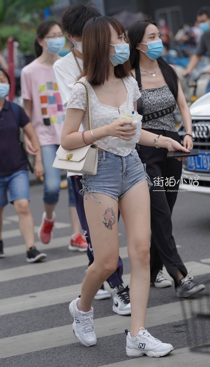 一个俏丽多姿的时髦热裤翘臀女孩[GZ-9M6D]