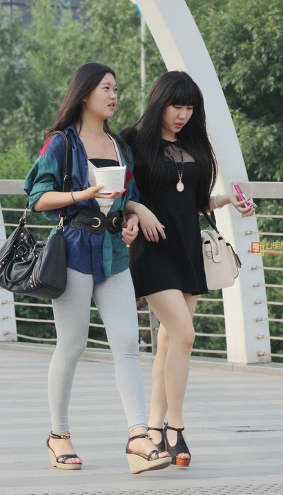 街拍如琬似花的性感紧身裤紧臀女神[WO-A7J6]