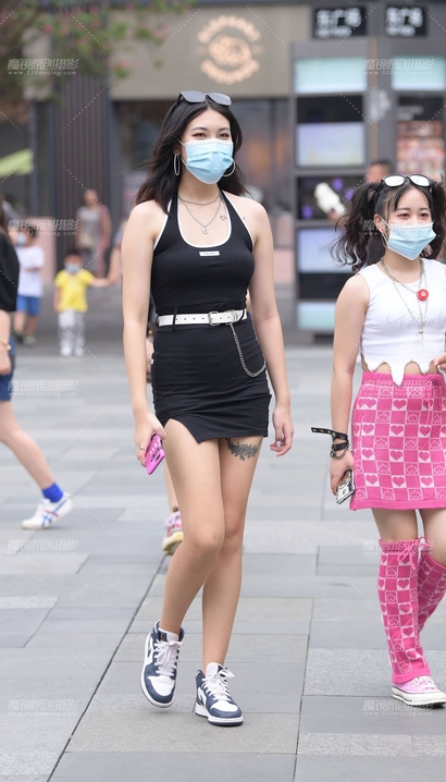 偶遇俏丽多姿的风尚超短裙翘臀美眉[TW-VVGW]