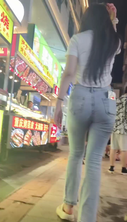 【视频】抓拍身材惹火的性感紧身牛仔裤紧臀靓女[JM-615U]