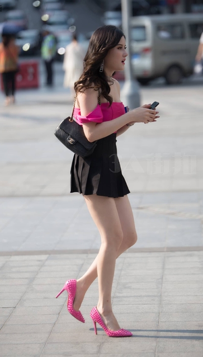 街拍慧质兰心的性感小短裙美腿美女[LR-17NQ]