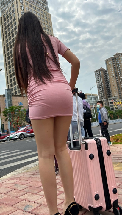 偶遇举步轻摇的时髦小短裙丰臀小姐姐[PD-Y736]