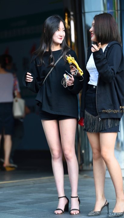偶遇清艳脱俗的新潮热裤美臀女生[EO-VZLN]