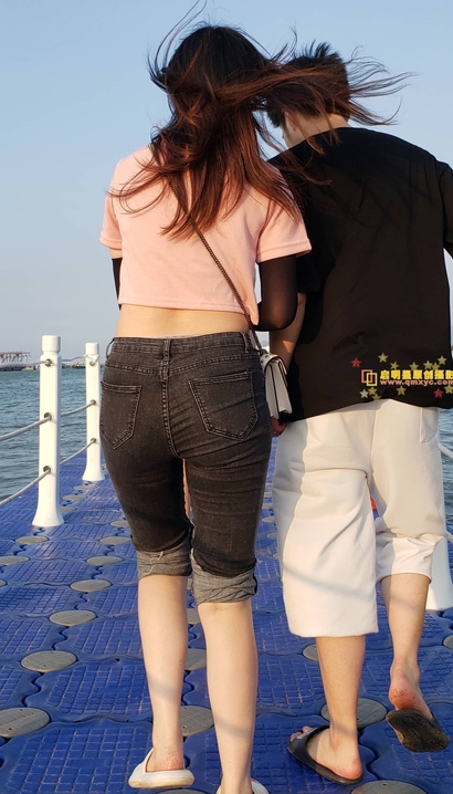 街拍圆润紧绷的性感牛仔裤翘臀御姐[EW-2L7N]
