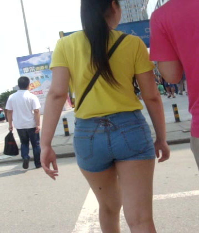 【视频】抓拍楚楚动人的风尚雅致衣着美腿女生[GO-62ZD]
