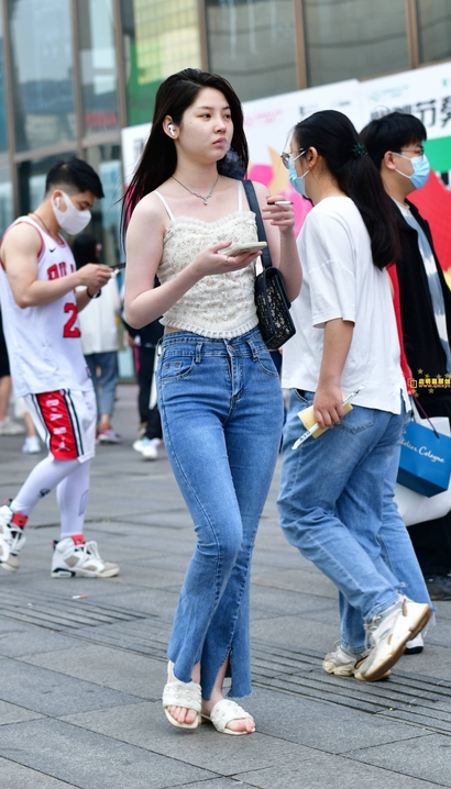 街拍国色天资的小清新紧身牛仔裤圆臀小姐姐[NJ-0R9D]