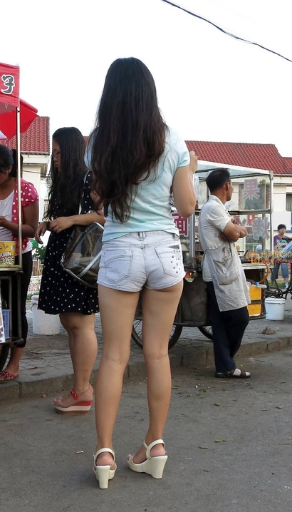街拍秀外慧中的性感热裤美臀女孩[VA-BAXG]