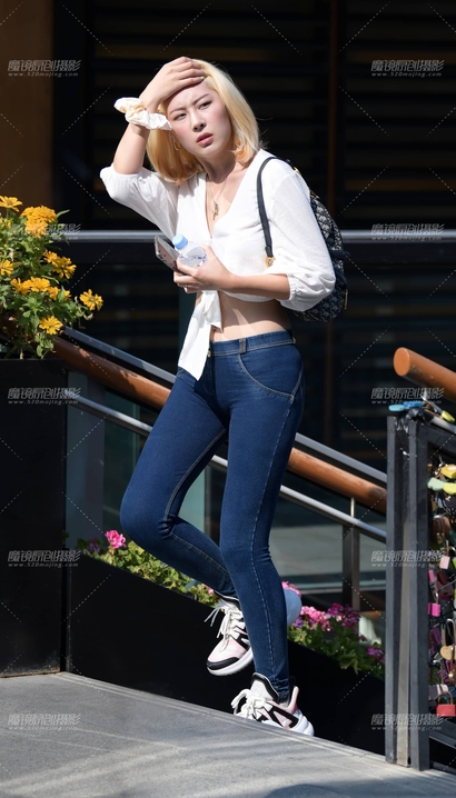 一位亭亭玉立的性感紧身裤紧臀辣妹[ZJ-999Y]