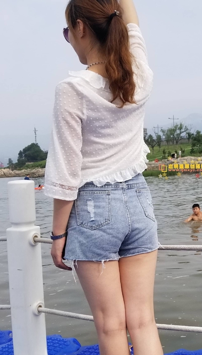 偶遇翩若惊鸿的气质热裤美臀美眉[OE-O7EJ]
