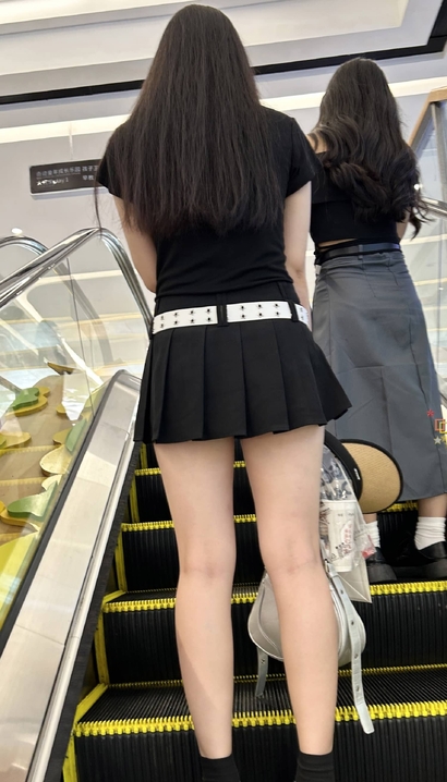 抓拍娉婷袅娜的时尚裙子丰臀女孩[ND-TCUY]