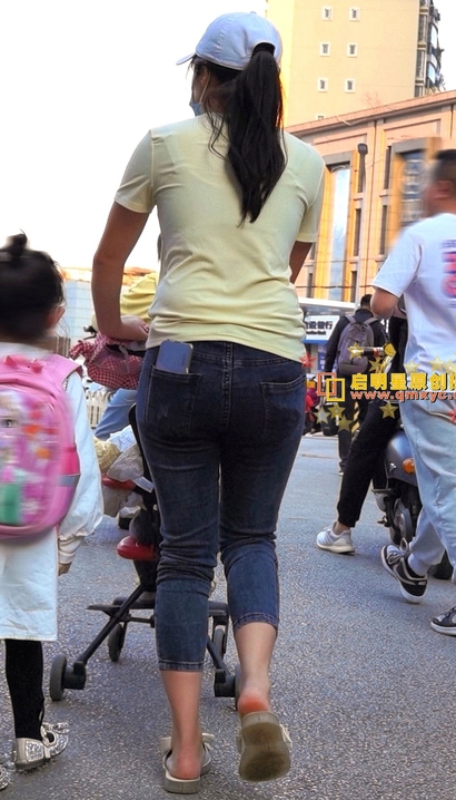 偶遇娉婷婀娜的前卫牛仔裤美腿靓女[GU-2232]
