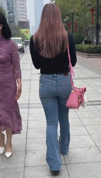 【视频】抓拍窈窕淑女的风尚紧身牛仔裤翘臀辣妹[SD-XDNM]